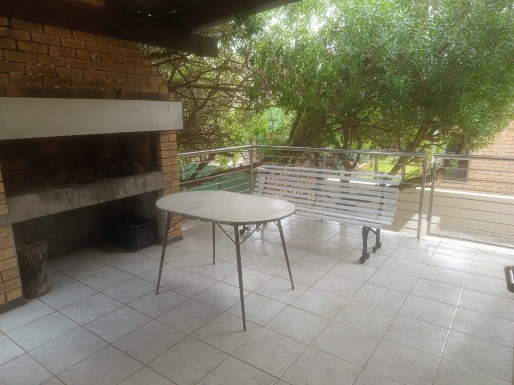 Heldersig bedroom with double bed