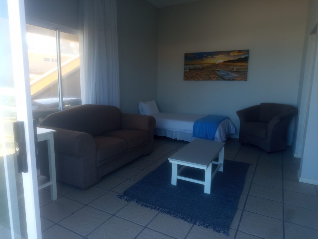 Seesig 4 kitchen area with appliances