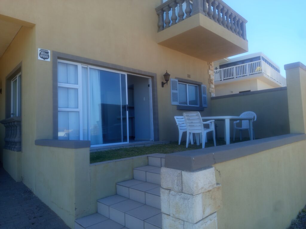 Seesig 4 bedroom area showing queen bed