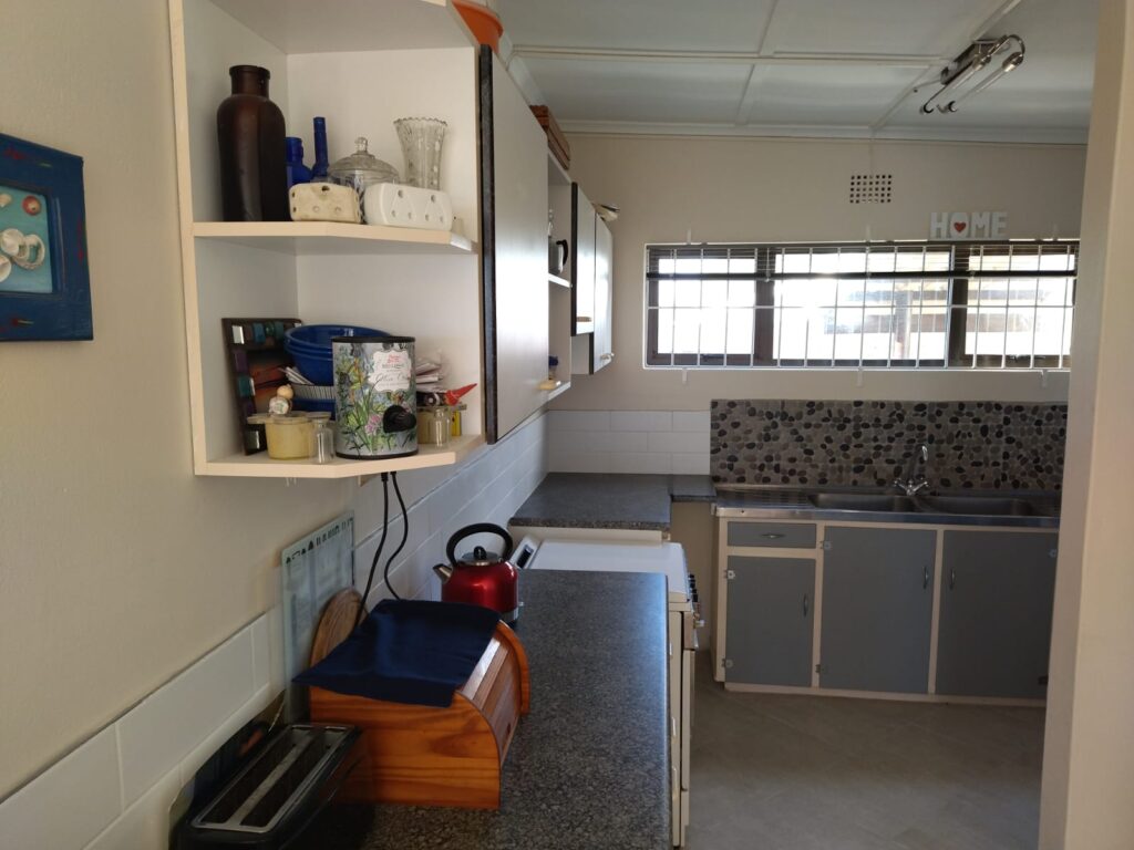 Heldersig bedroom with coastal view