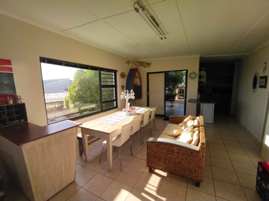 Heldersig dining area or additional living space